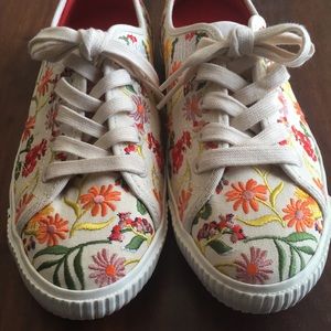 Kate Spade New York size 8
Women's Tennison Floral Embroidered Low Top Sneakers